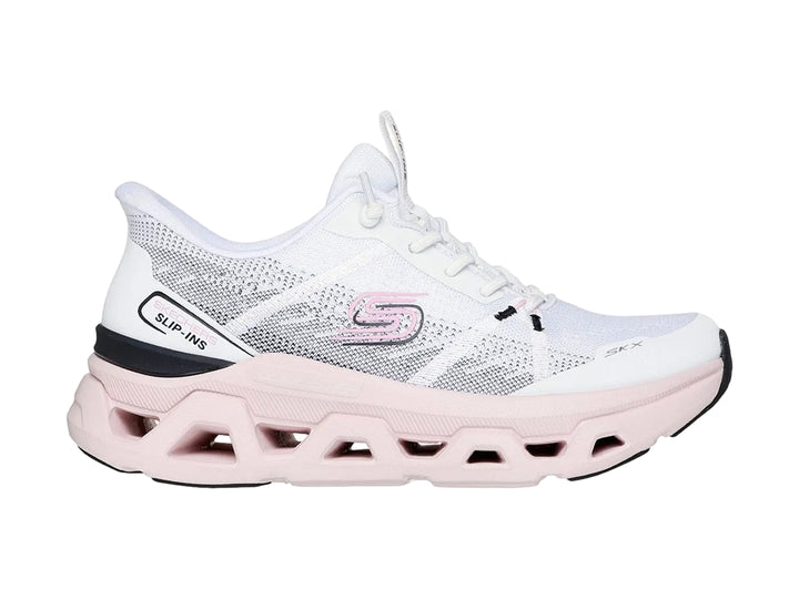 Tenis deportivos Skechers blancos con suela gruesa en color rosa claro y detalles en negro.