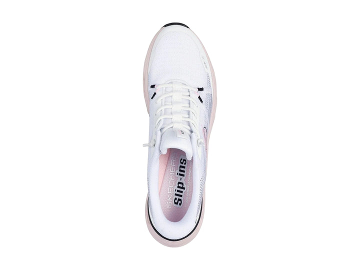Tenis deportivos Skechers blancos con suela gruesa en color rosa claro y detalles en negro.