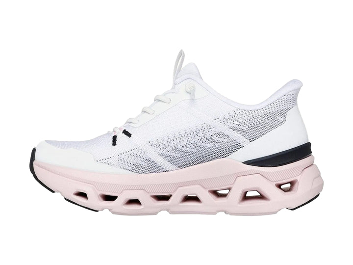 Tenis deportivos Skechers blancos con suela gruesa en color rosa claro y detalles en negro.