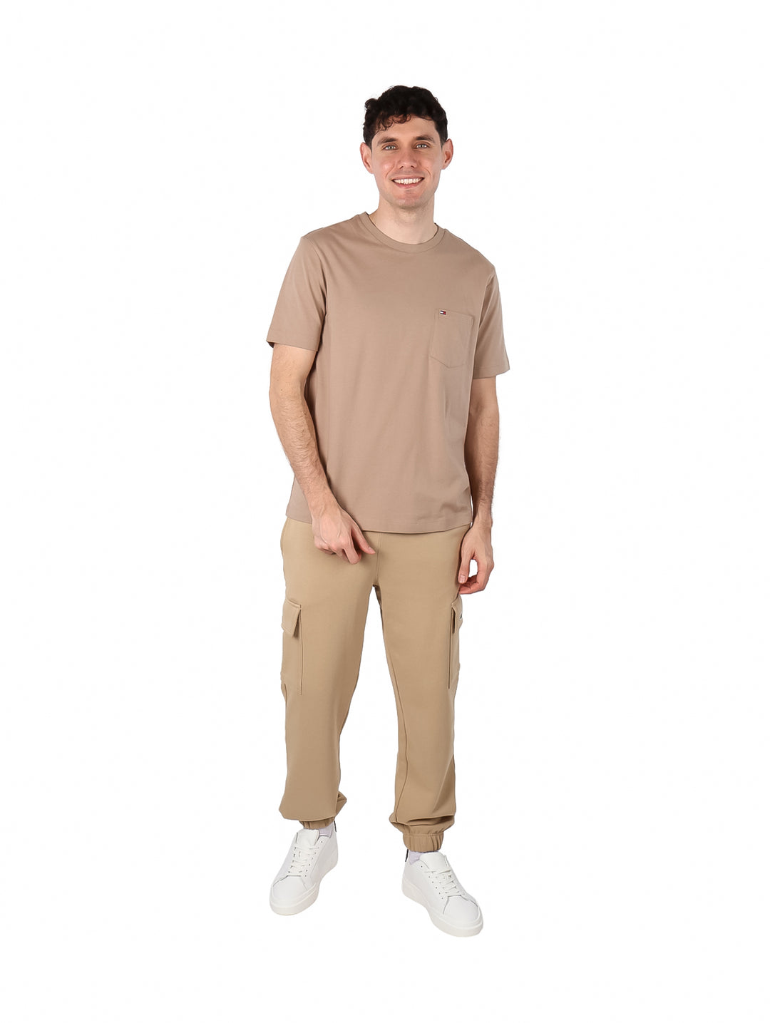 Hombre vistiendo una camiseta de manga corta color taupe con un pequeño bolsillo en el pecho.