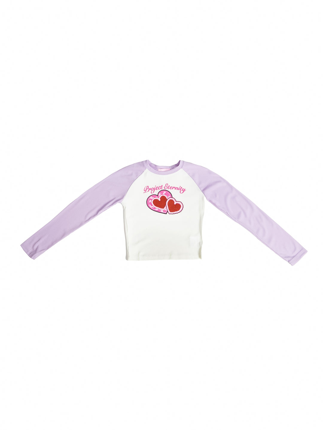 Camiseta de manga larga para niña, cuerpo blanco y mangas púrpura con diseño de corazones rojos en el pecho.