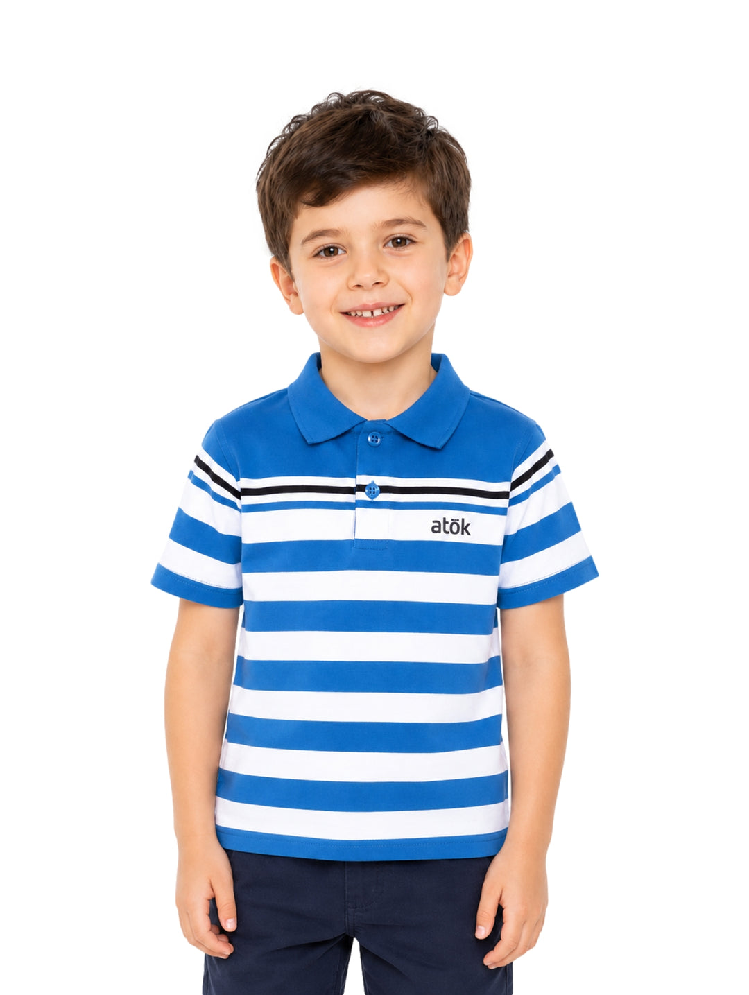 Niño vistiendo playera polo de rayas horizontales azules y blancas con cuello azul y logo de Atök.