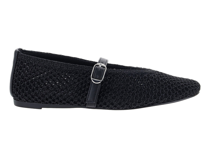 Zapato plano negro de Steve Madden con textura tejida, punta afilada y correa con hebilla plateada.