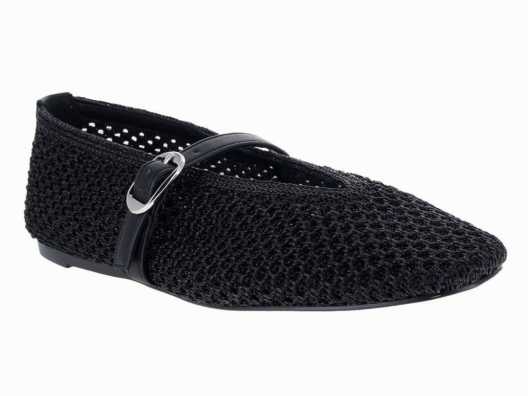 Zapato plano negro de Steve Madden con textura tejida, punta afilada y correa con hebilla plateada.