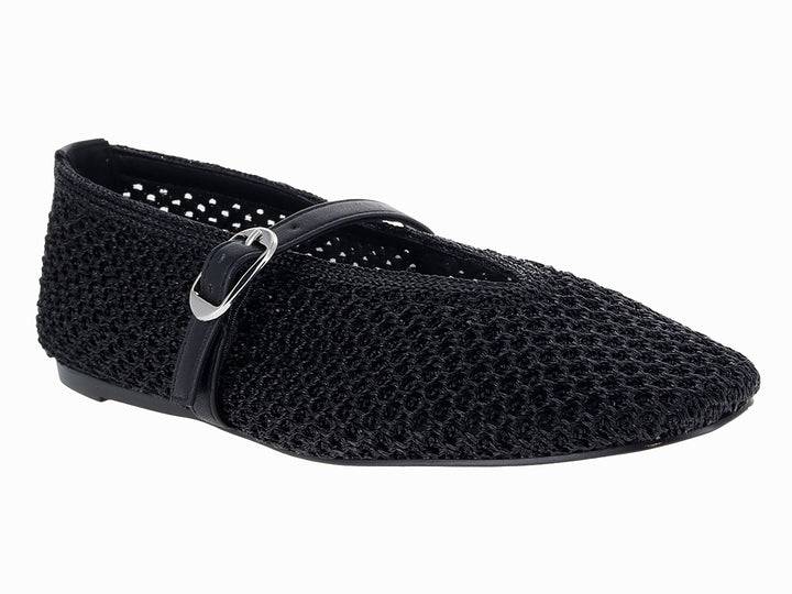 Zapato plano negro de Steve Madden con textura tejida, punta afilada y correa con hebilla plateada.