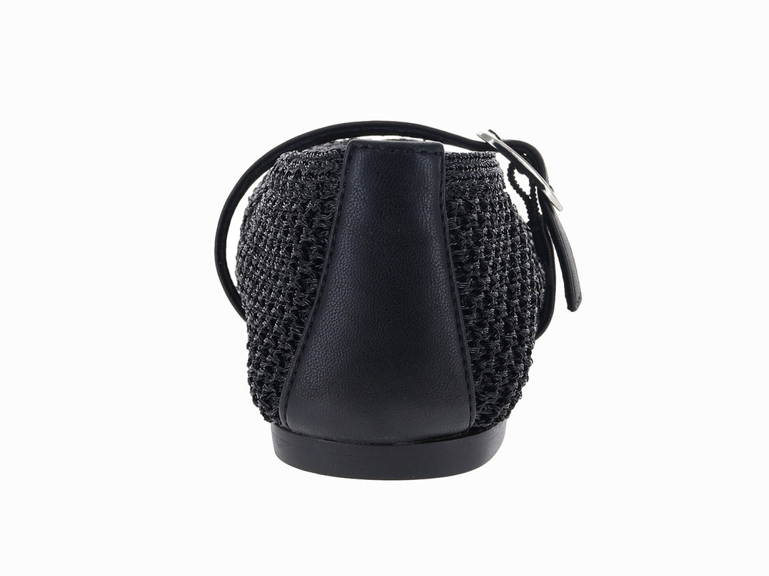 Zapato plano negro de Steve Madden con textura tejida, punta afilada y correa con hebilla plateada.