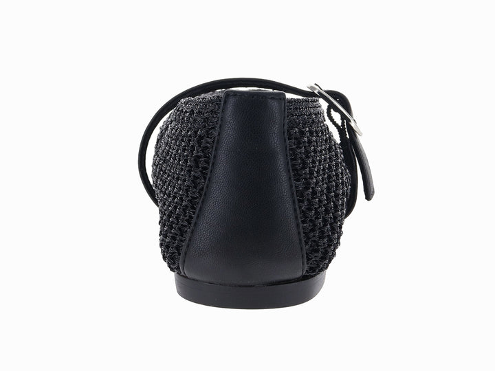 Zapato plano negro de Steve Madden con textura tejida, punta afilada y correa con hebilla plateada.