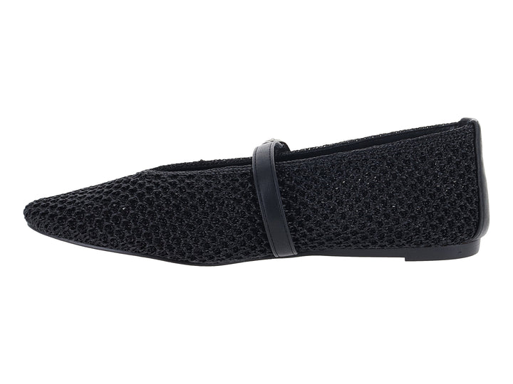 Zapato plano negro de Steve Madden con textura tejida, punta afilada y correa con hebilla plateada.