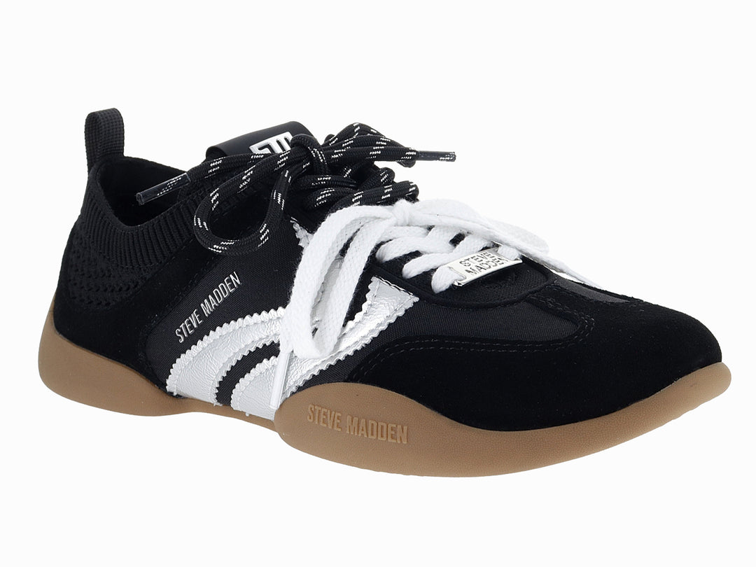 Tenis Steve Madden color negro con detalles en plata y suela color café.