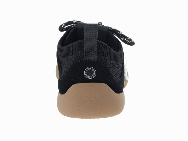 Tenis Steve Madden color negro con detalles en plata y suela color café.