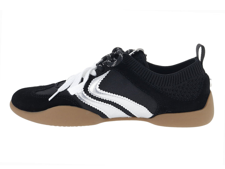 Tenis Steve Madden color negro con detalles en plata y suela color café.