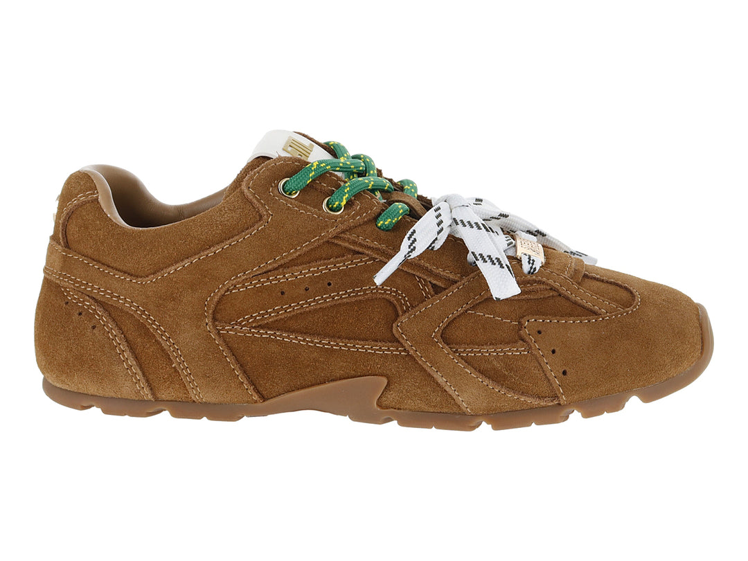 Tenis de gamuza color camel con cordones blancos y verdes.