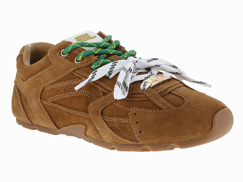 Tenis de gamuza color camel con cordones blancos y verdes.
