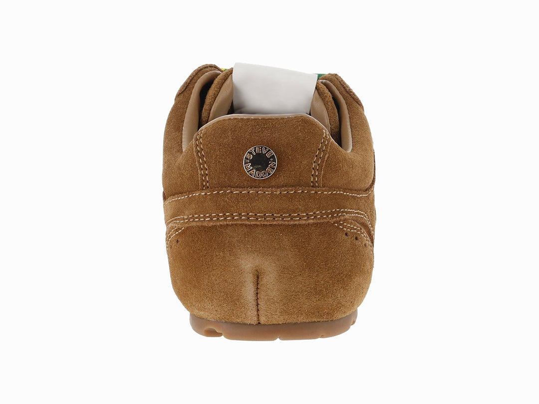 Tenis de gamuza color camel con cordones blancos y verdes.