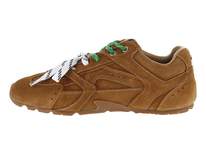 Tenis de gamuza color camel con cordones blancos y verdes.