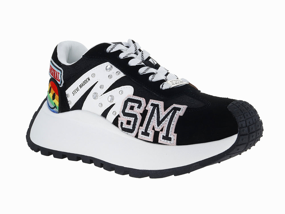 Tenis Steve Madden color negro y blanco con detalles coloridos y suela gruesa blanca.