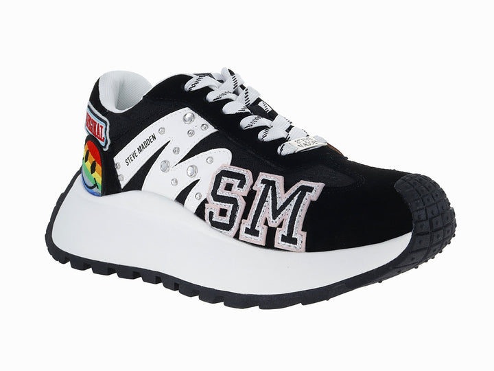 Tenis Steve Madden color negro y blanco con detalles coloridos y suela gruesa blanca.
