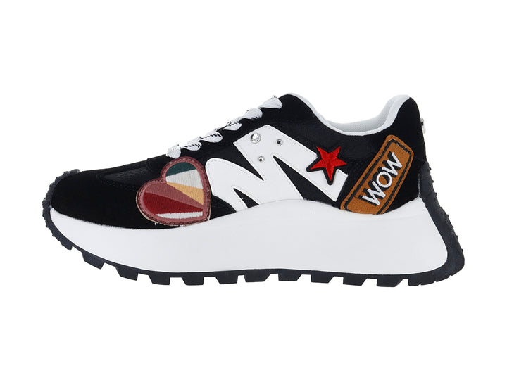 Tenis Steve Madden color negro y blanco con detalles coloridos y suela gruesa blanca.