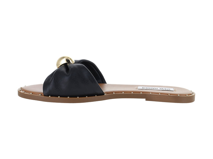 Sandalia plana Steve Madden color negro con detalle circular dorado en la parte superior y suela beige.