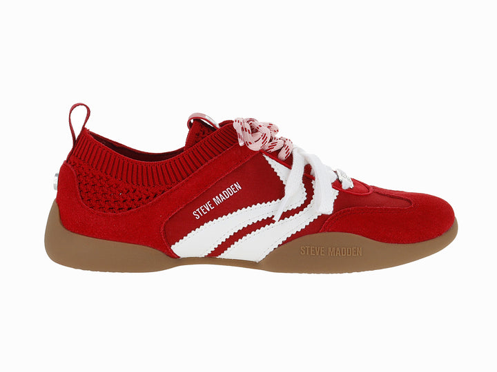 Tenis deportivos Steve Madden color rojo con franjas blancas y suela color café.