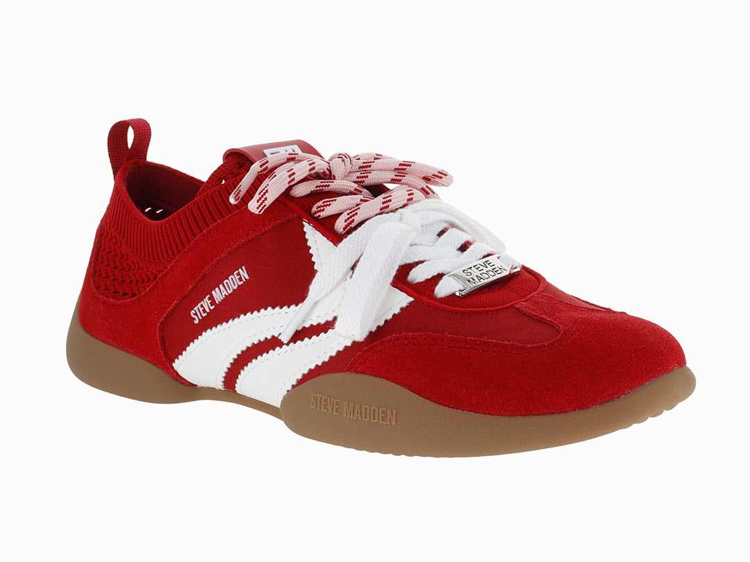 Tenis deportivos Steve Madden color rojo con franjas blancas y suela color café.