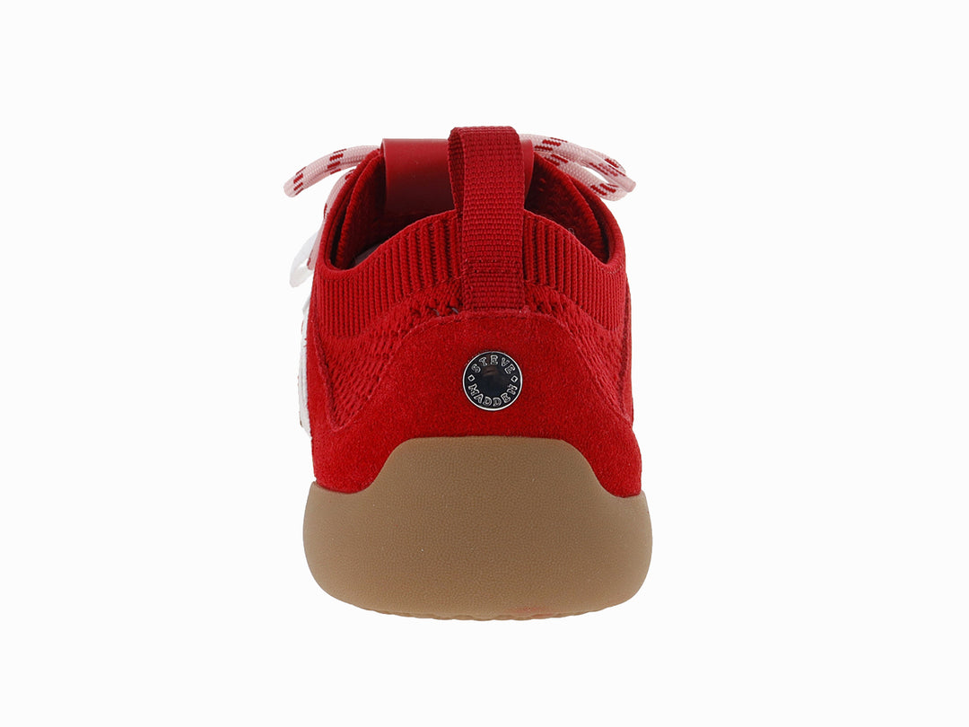 Tenis deportivos Steve Madden color rojo con franjas blancas y suela color café.