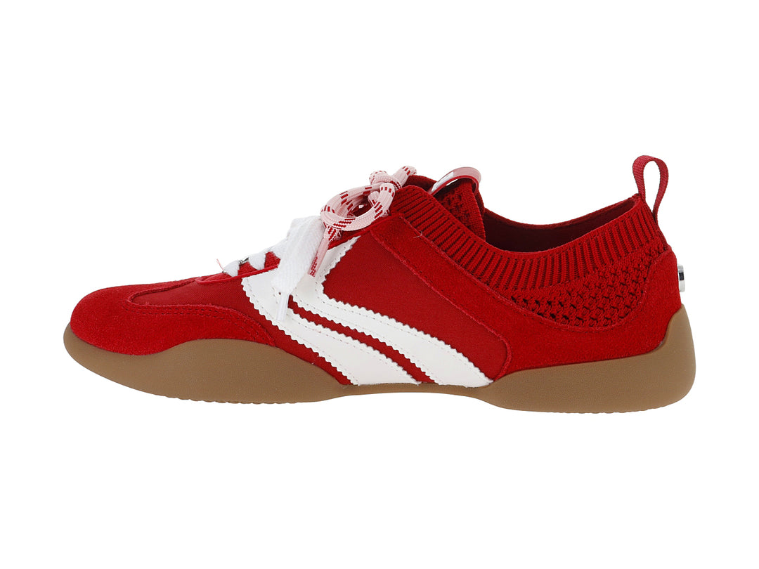 Tenis deportivos Steve Madden color rojo con franjas blancas y suela color café.
