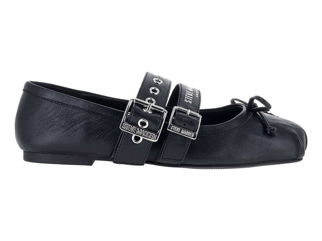 Zapato plano negro con dos hebillas plateadas y un moño decorativo en la punta.