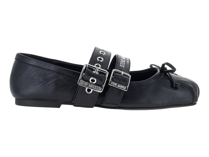 Zapato plano negro con dos hebillas plateadas y un moño decorativo en la punta.