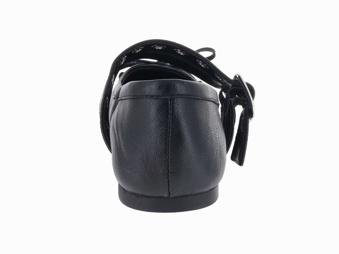Zapato plano negro con dos hebillas plateadas y un moño decorativo en la punta.