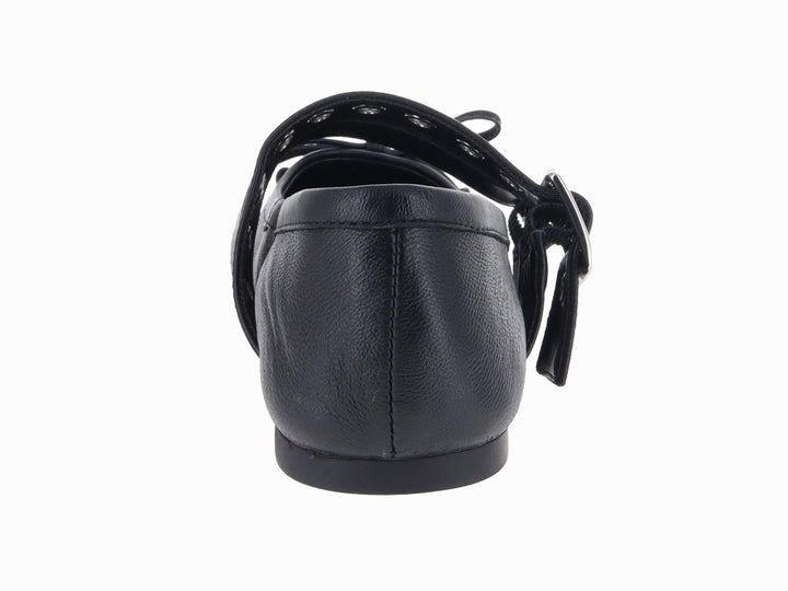 Zapato plano negro con dos hebillas plateadas y un moño decorativo en la punta.