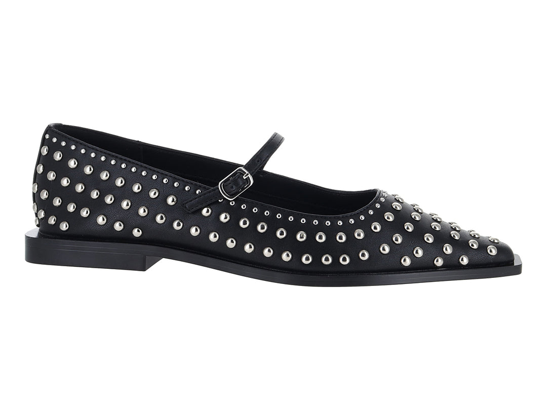 Zapato plano negro con correa y estoperoles plateados.