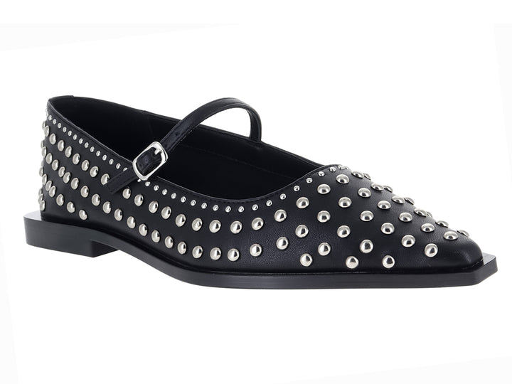 Zapato plano negro con correa y estoperoles plateados.