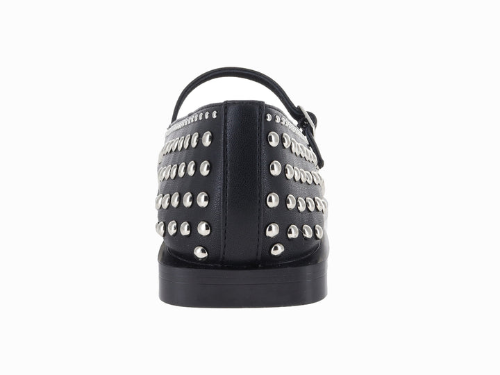 Zapato plano negro con correa y estoperoles plateados.
