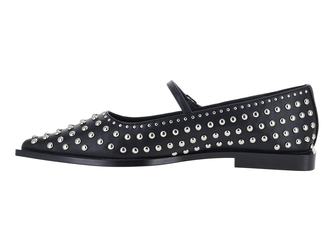 Zapato plano negro con correa y estoperoles plateados.
