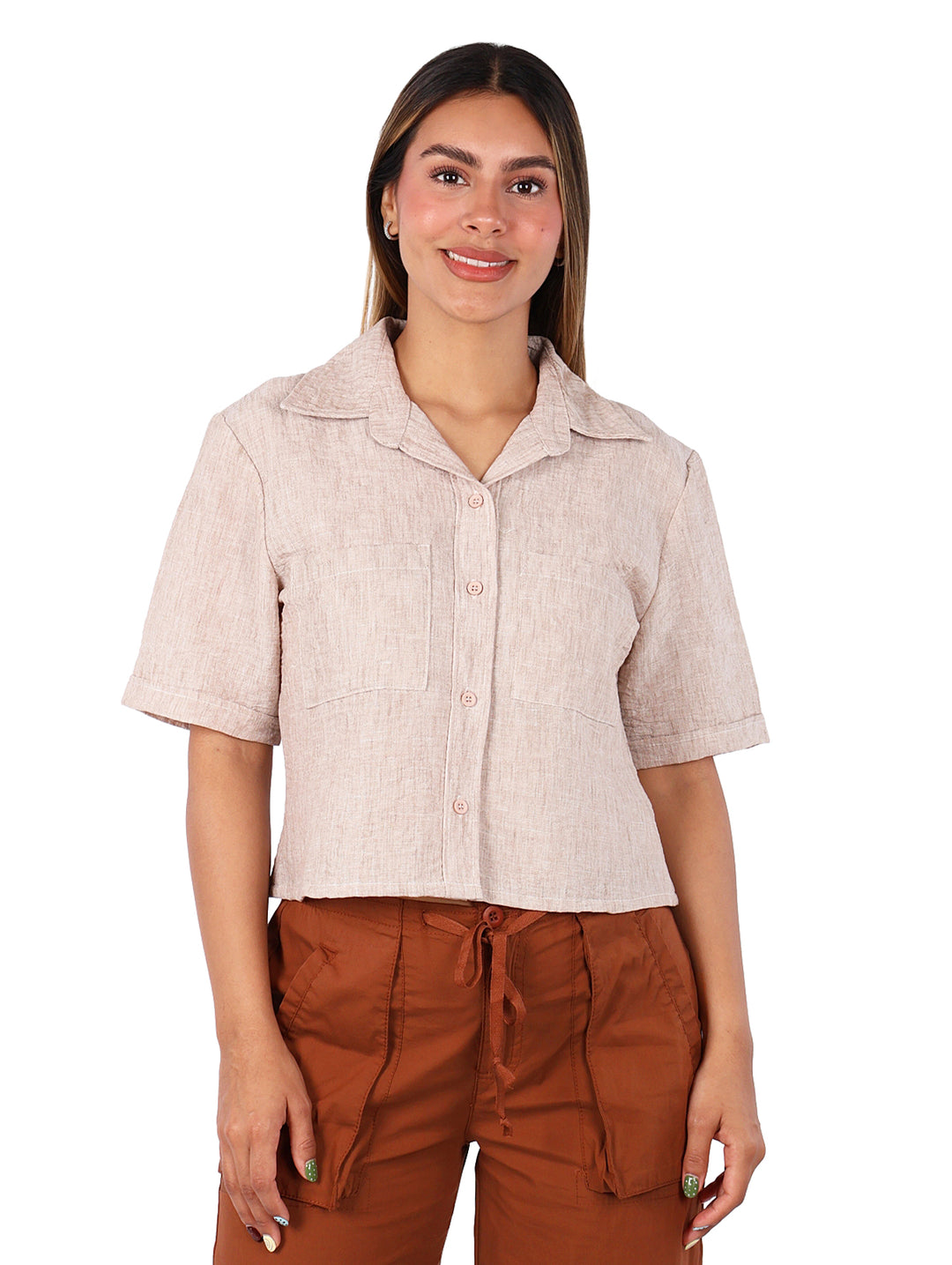 Mujer vistiendo una blusa camisera de color beige con manga corta y botones frontales.