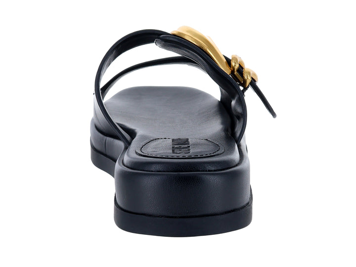 Sandalia negra Steve Madden con hebilla dorada y suela de plataforma.