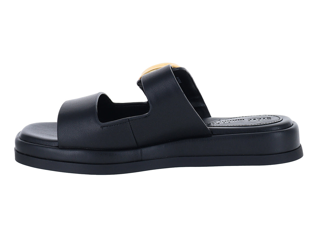 Sandalia negra Steve Madden con hebilla dorada y suela de plataforma.