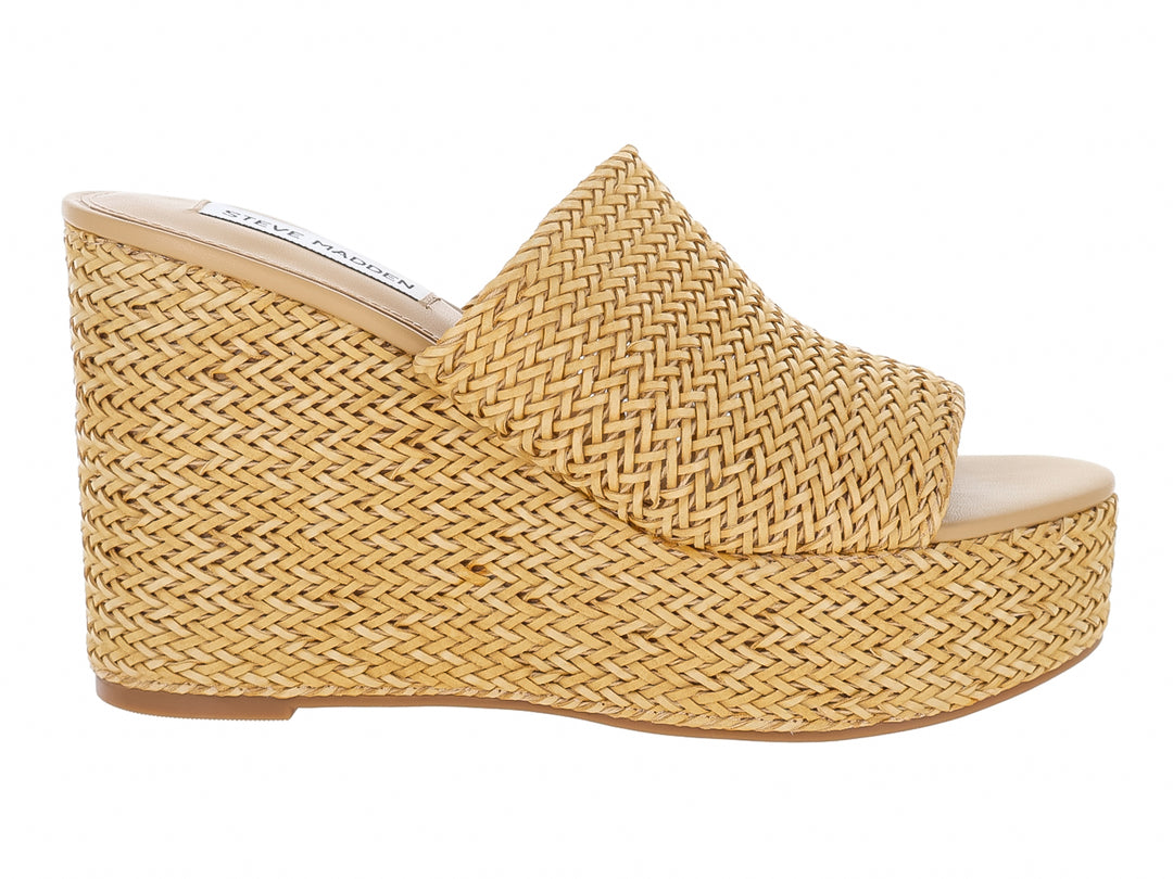 Sandalia de cuña color beige natural con textura tejida de raffia.