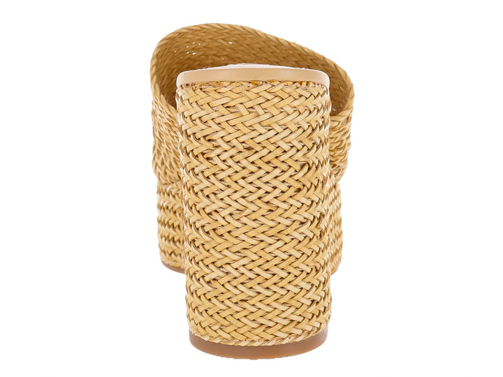 Sandalia de cuña color beige natural con textura tejida de raffia.