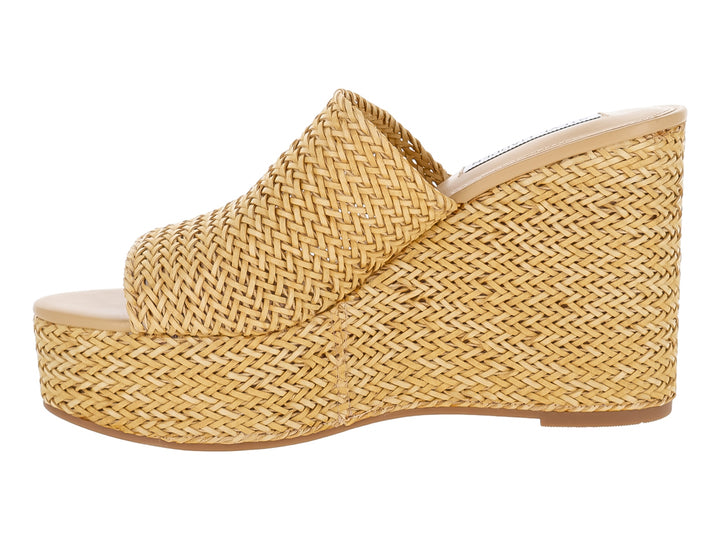 Sandalia de cuña color beige natural con textura tejida de raffia.