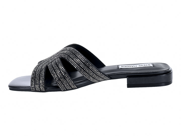 Sandalia negra de Steve Madden con tiras adornadas con cristales brillantes y suela plana.