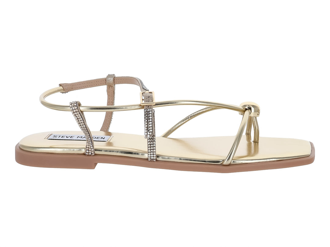 Sandalias planas doradas con tiras decoradas con brillantes y suela beige de Steve Madden.