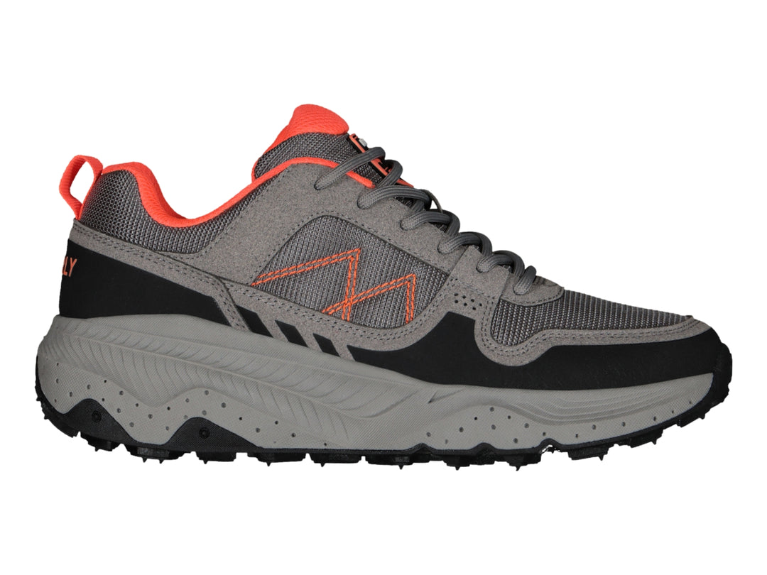 Tenis deportivos Charly color gris con detalles en naranja y negro, vista lateral.