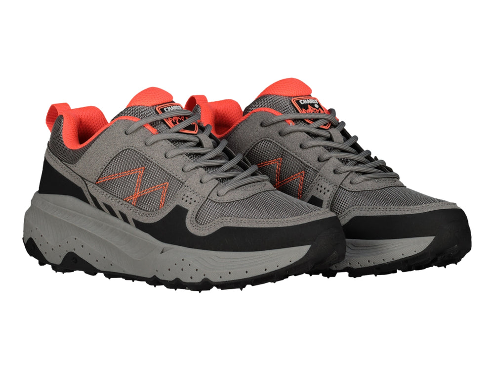 Tenis deportivos Charly color gris con detalles en naranja y negro, vista lateral.