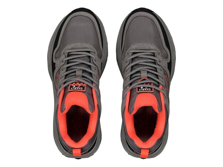 Tenis deportivos Charly color gris con detalles en naranja y negro, vista lateral.