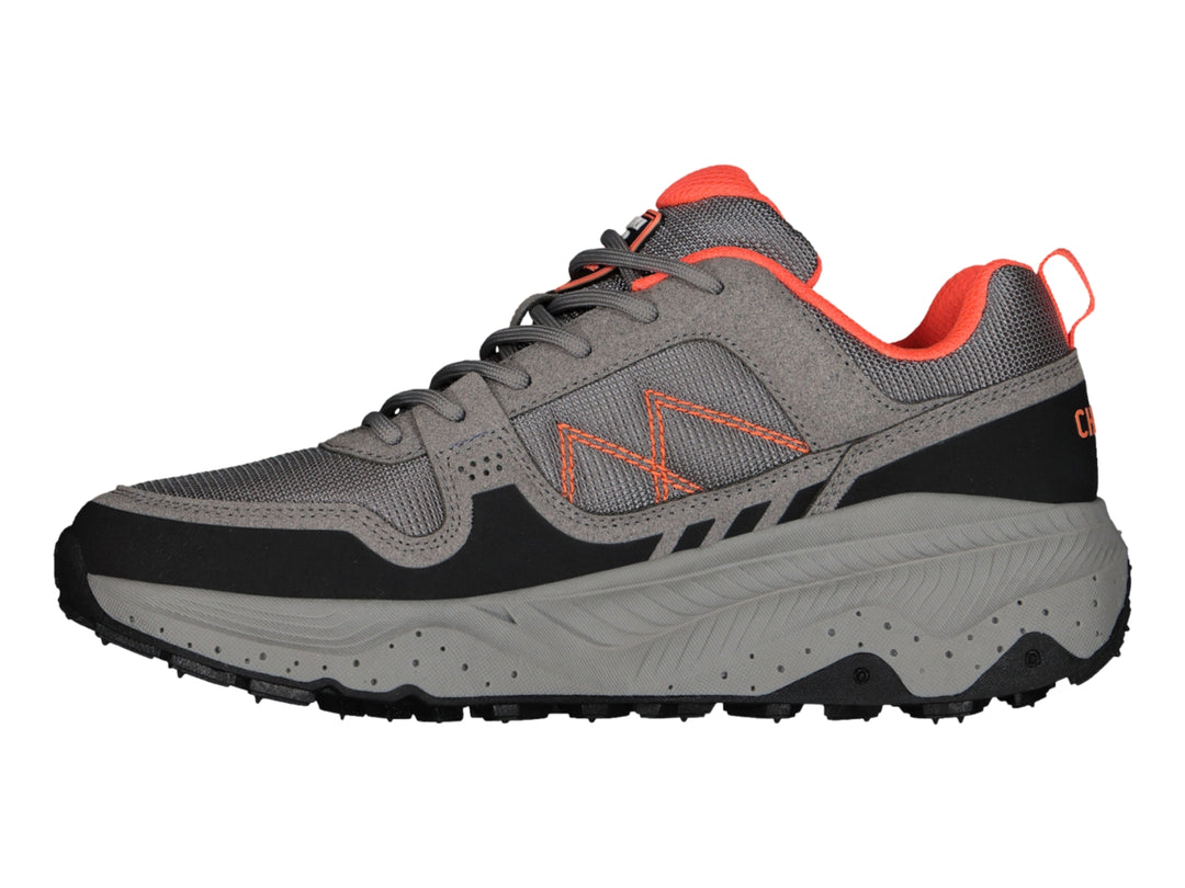 Tenis deportivos Charly color gris con detalles en naranja y negro, vista lateral.