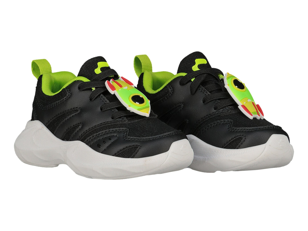 Tenis deportivos Charly color negro con detalles en verde neón y suela blanca gruesa.