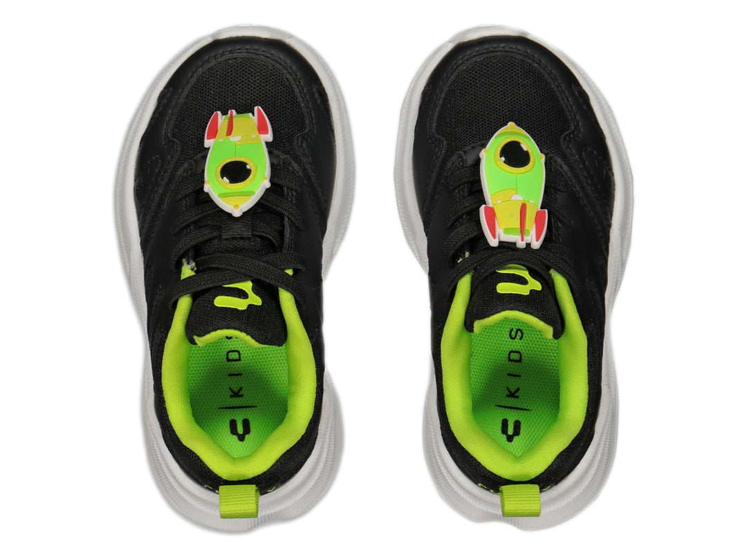 Tenis deportivos Charly color negro con detalles en verde neón y suela blanca gruesa.