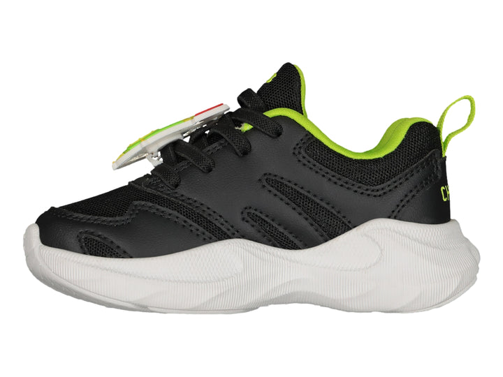 Tenis deportivos Charly color negro con detalles en verde neón y suela blanca gruesa.